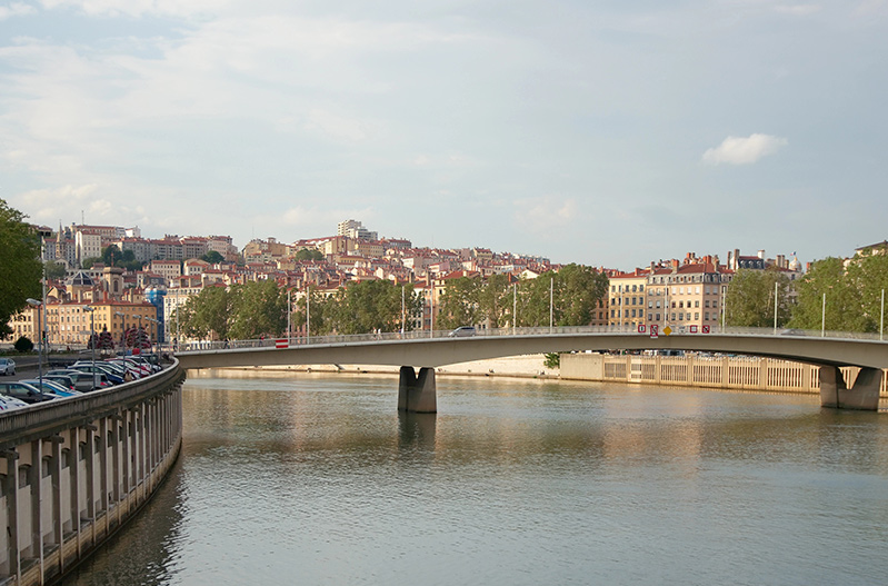 LOCATION DE VOITURE À LYON